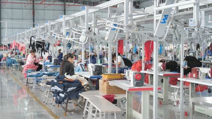 浙泰輕紡城 生產(chǎn)車(chē)間制衣忙，針織品帶動(dòng)就業(yè)促增收
